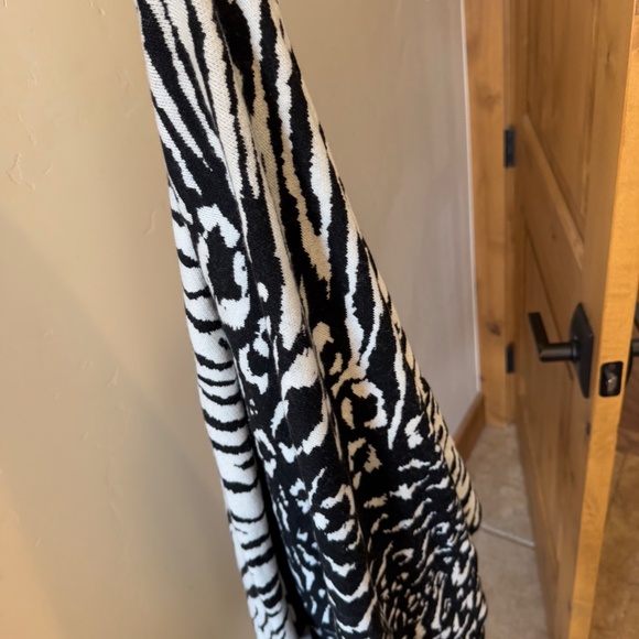 WHITE HOUSE BLACK MARKET BLACK AND WHITE ANIMAL PRINT MIX ONE SIZE FITS ALL WRAP - Picture 13 of 16